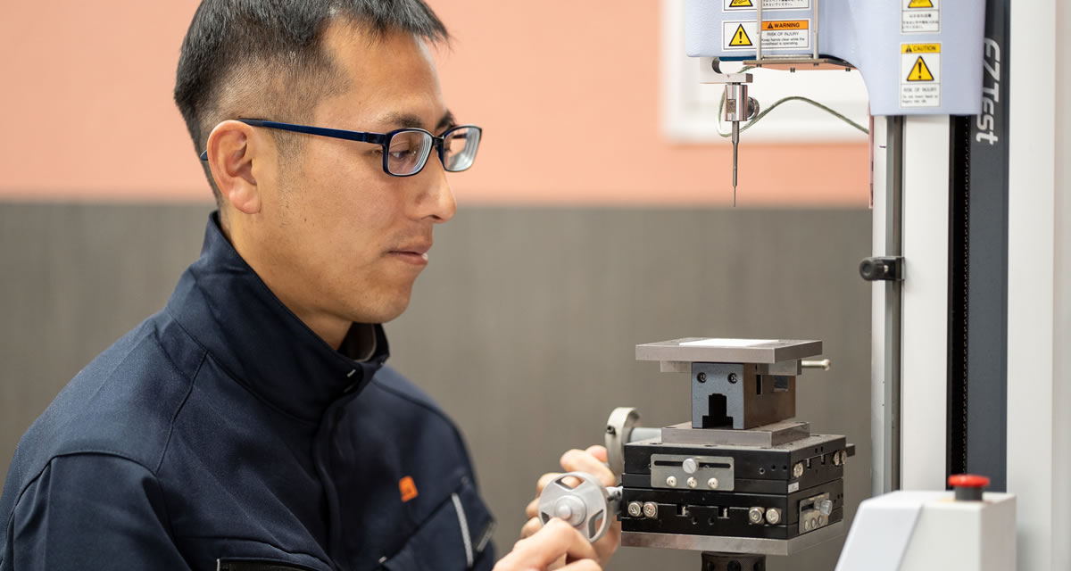 測定機を操作する技術グループの社員