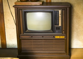 木製キャビネットの古いブラウン管テレビ