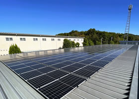 事業所屋上に設置された太陽光パネル