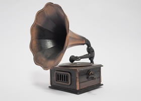 創業当時の時代を感じさせる蓄音機