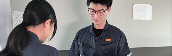 中途採用の面談で説明を受ける様子