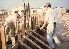 工場建設現場で作業する職人たち