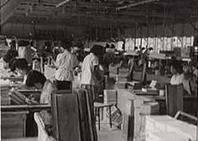 創業期の製陶所工場内で働く人々