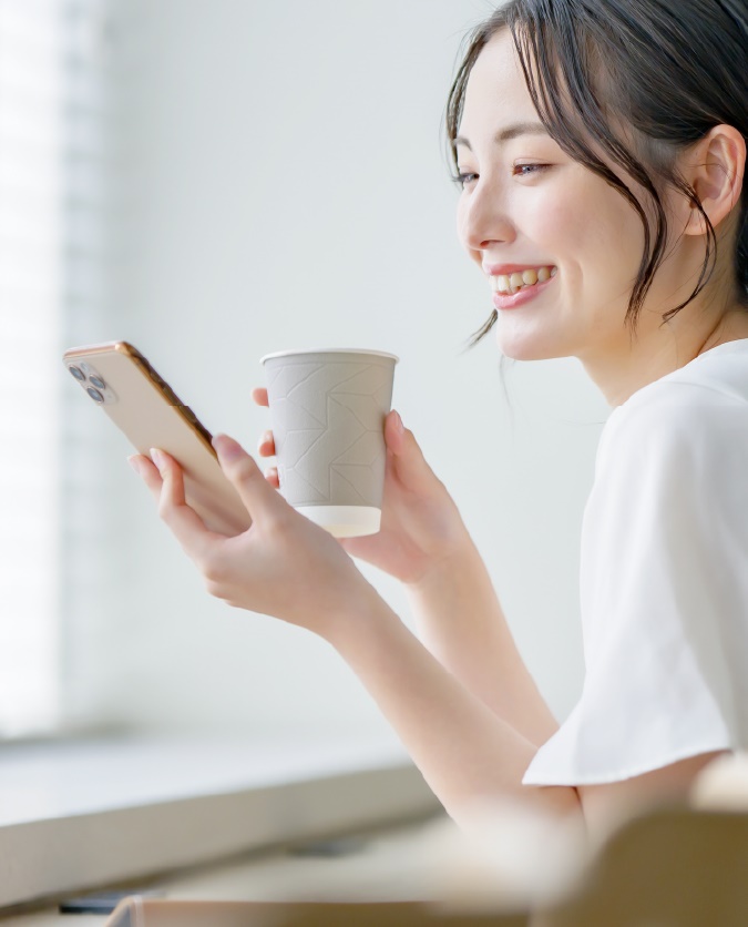 スマートフォンを操作する女性